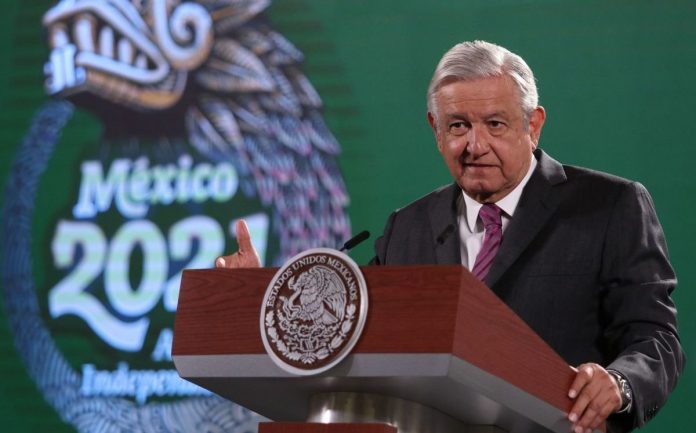 Andrés Manuel López Obrador, presidente de México durante conferencia matutina en Palacio Nacional donde se presentó el billete de lotería del 15 de septiembre con el premio mayor de un palco en el Estadio Azteca.
