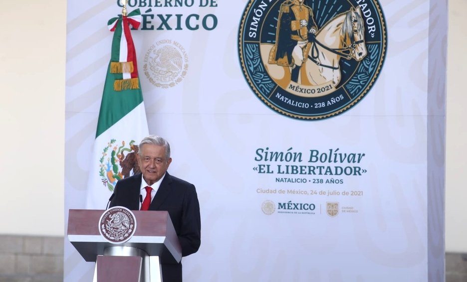 AMLO conmemora 238 años del natalicio de Simón Bolívar