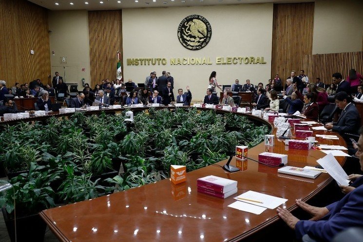 Al inicio de la consulta popular, se confrontan Morena y consejeros electorales.