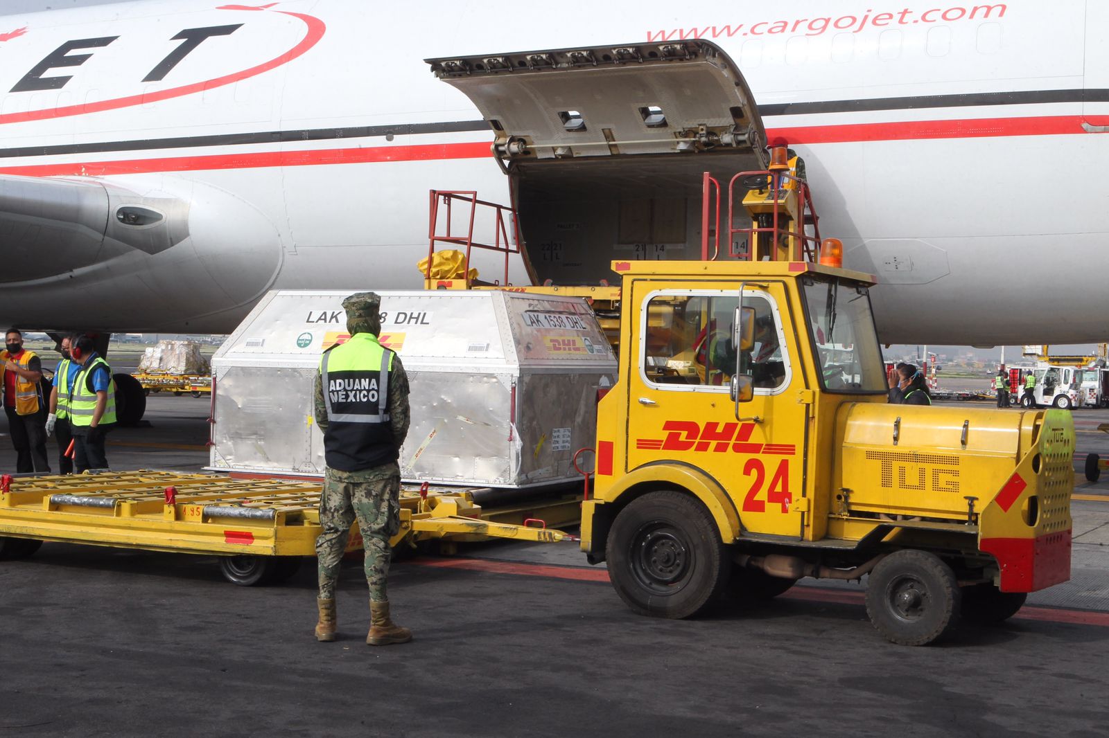 México recibe 585 mil vacunas anticovid en el AICM