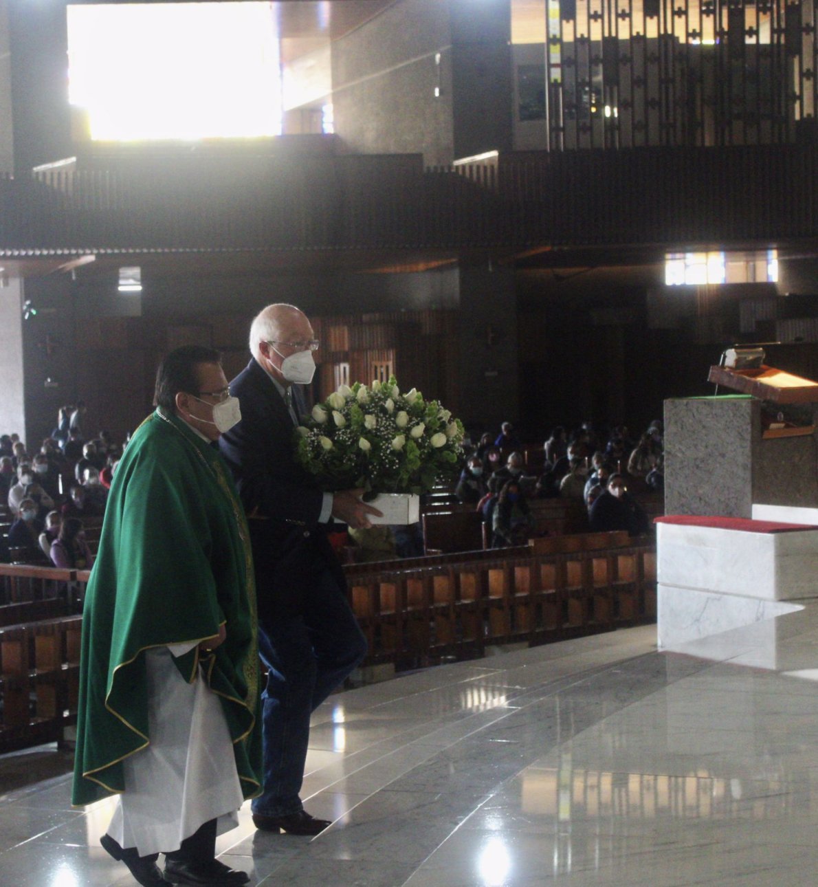 El embajador de EUA rezó en la Basílica “por nuestros dos países” y visitó Tlatelolco y la Plaza de las Tres Culturas