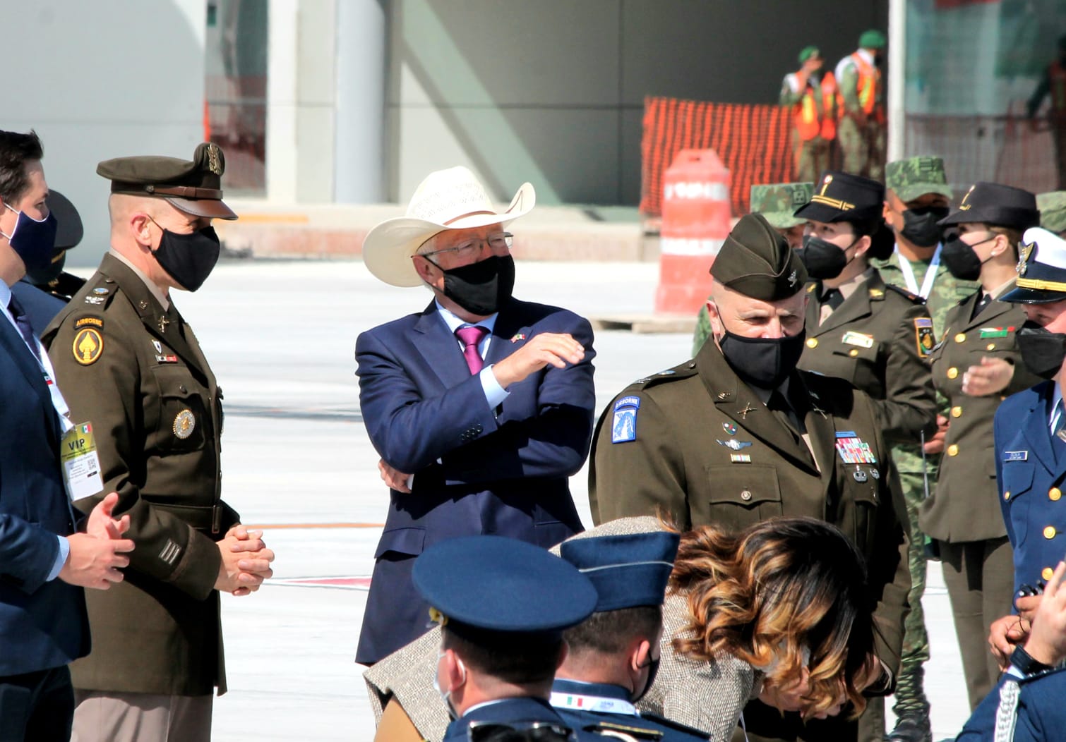 Ken Salazar acompaña a AMLO en Feria Aeroespacial tras petición de poner fin a bloqueo a Cuba