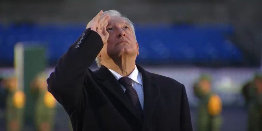 AMLO iza bandera a media asta en memoria de las víctimas de los sismos de 1985 y 2017