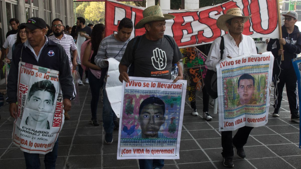 Recibe AMLO en Palacio Nacional a padres de los 43 normalistas desaparecidos en Ayotzinapa