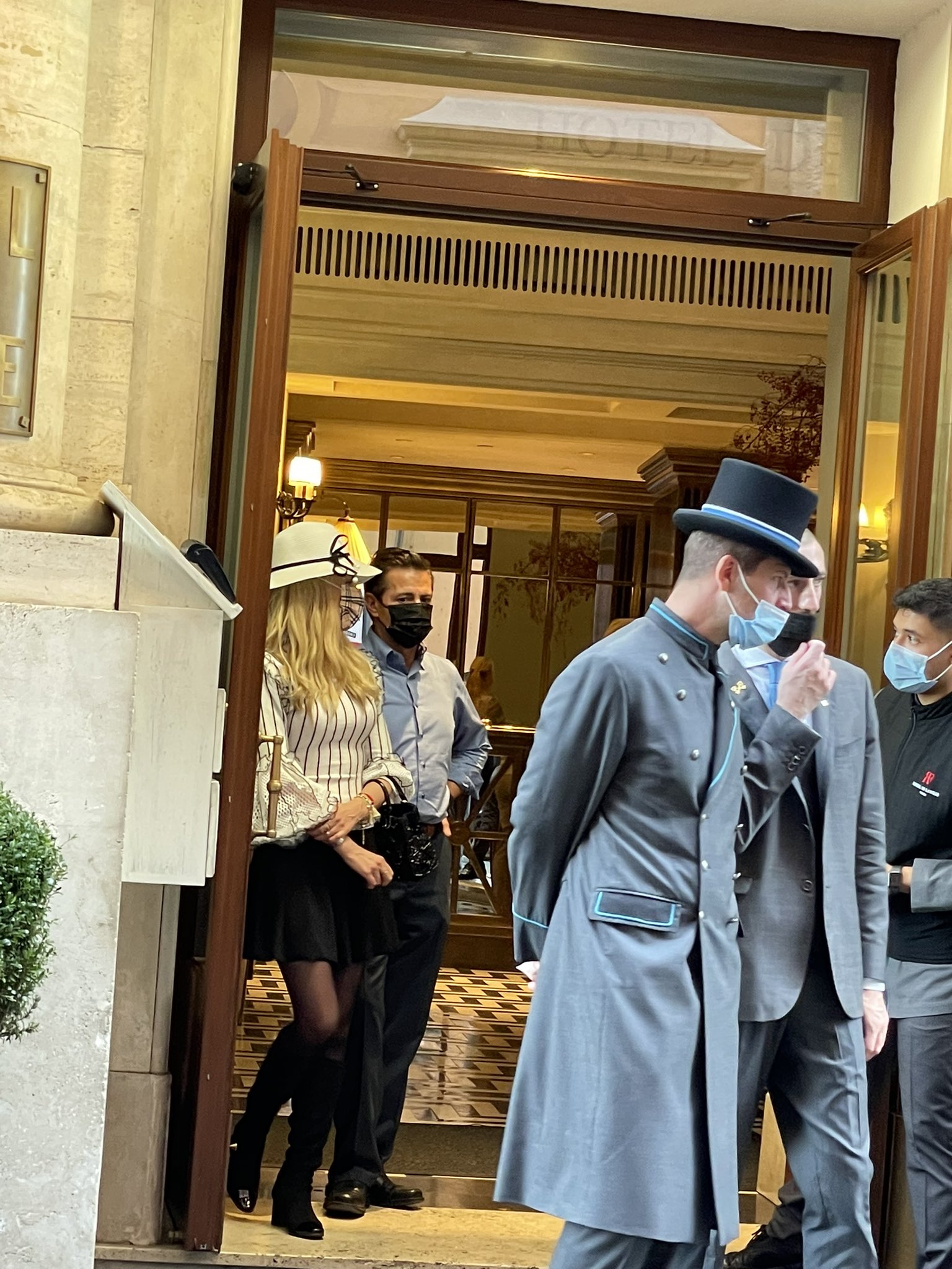 Captan a Peña Nieto saliendo de un hotel de lujo en Italia y mujer le grita «ratero»
