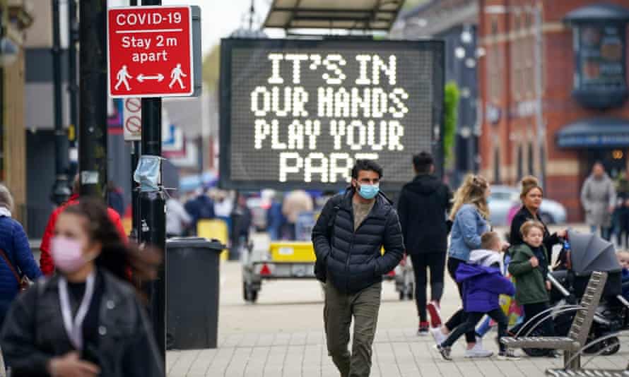 En Inglaterra, piden aislarse a pacientes que presentan síntomas de coronavirus, aunque las pruebas rápidas o PCR arrojen resultados negativos