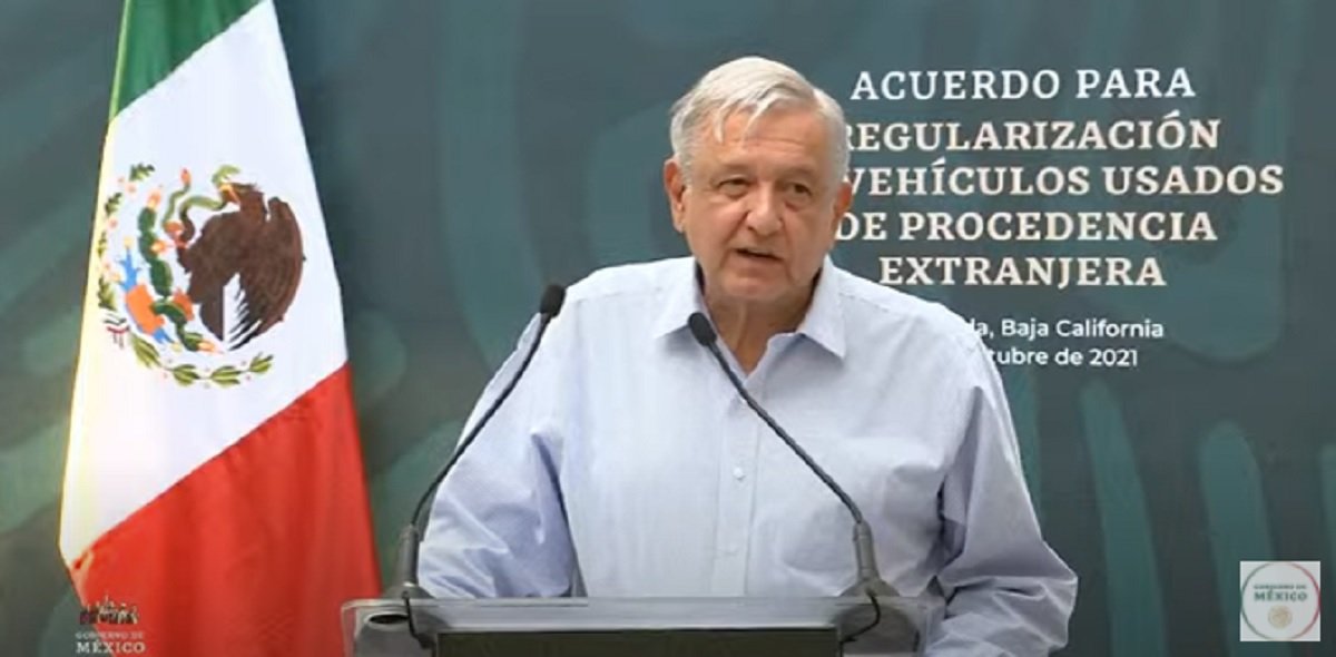 AMLO firma decreto para regularizar ‘autos chocolate’