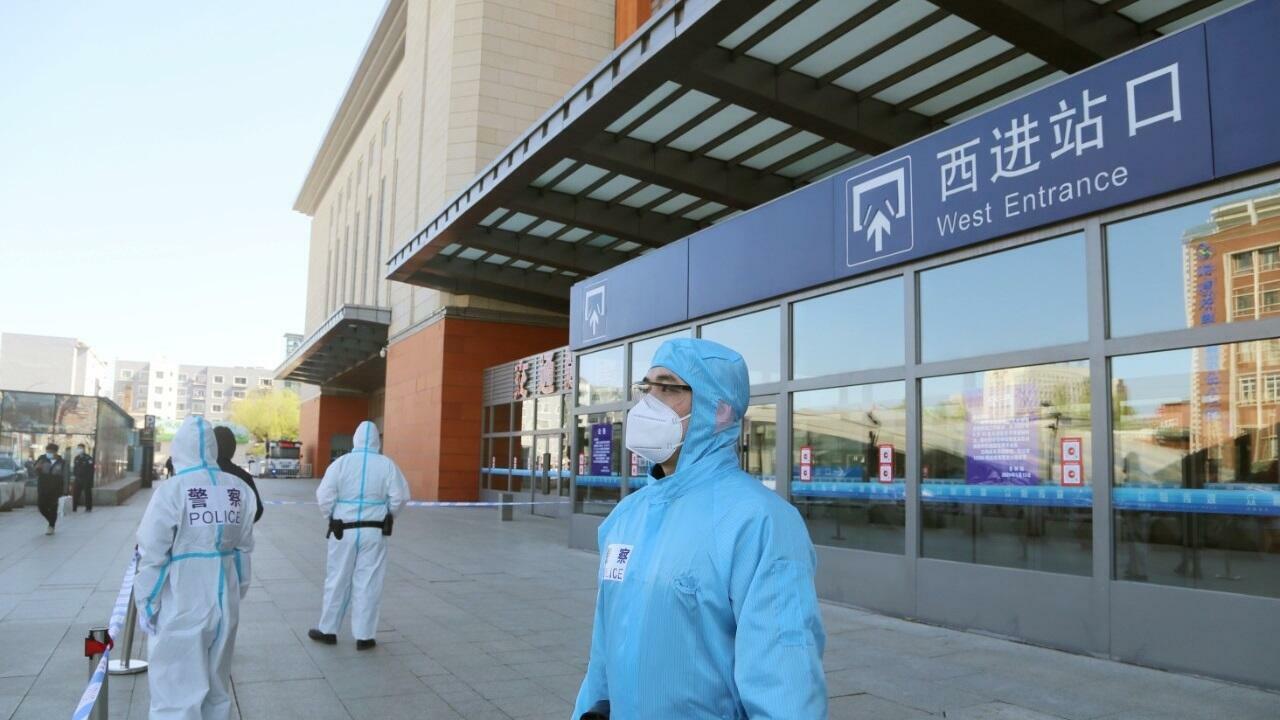 China regresa a confinamiento por repunte en casos covid-19