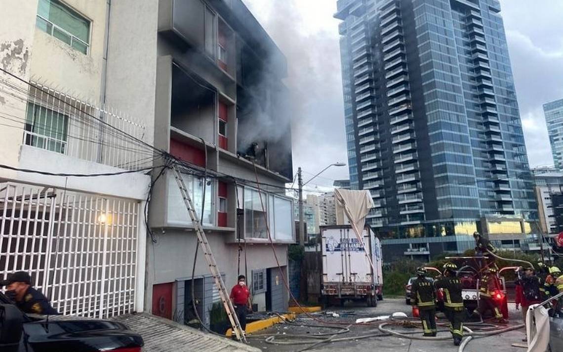 Reportan incendio en departamento en Lomas de Chamizal, Cuajimalpa