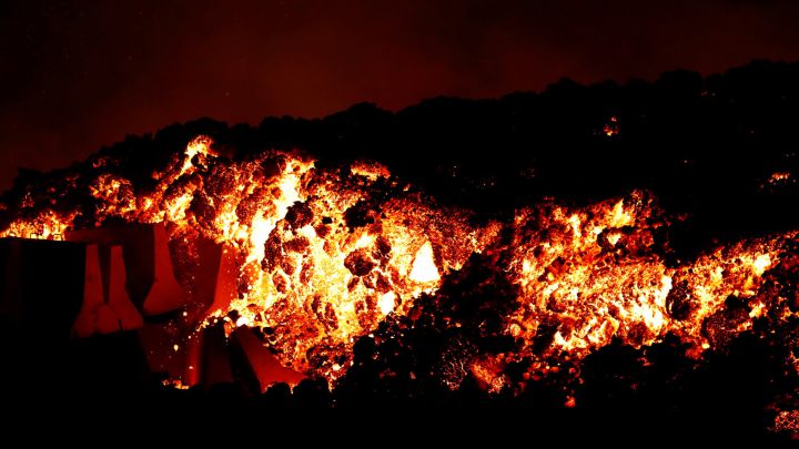 Aparecen dos nuevas bocas en volcán de La Palma; se investigan daños