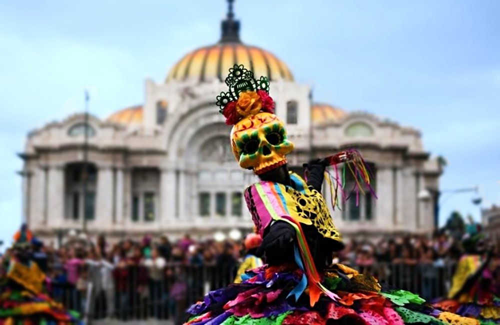 Capitalinos no cumplen con medidas sanitarias durante desfile de Día de Muertos