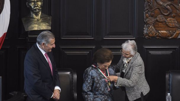 Recibe Ifigenia Martínez medalla Belisario Domínguez