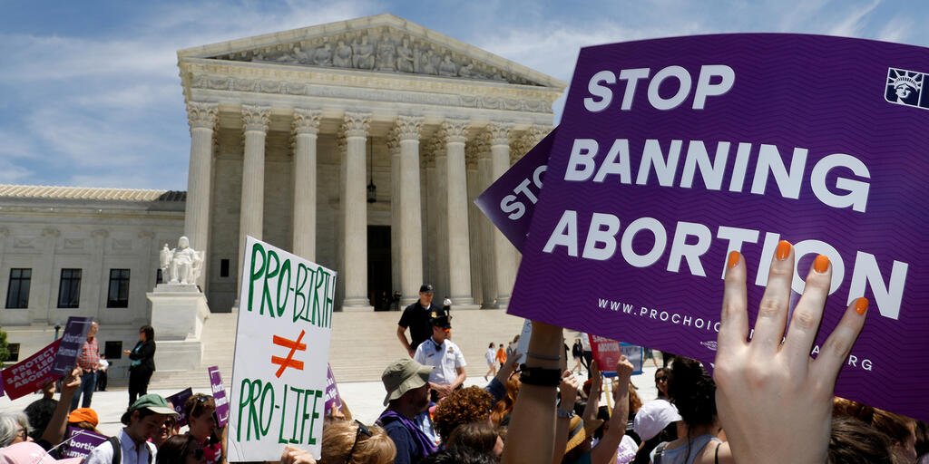 Juez federal de EU bloquea ley antiaborto de Texas