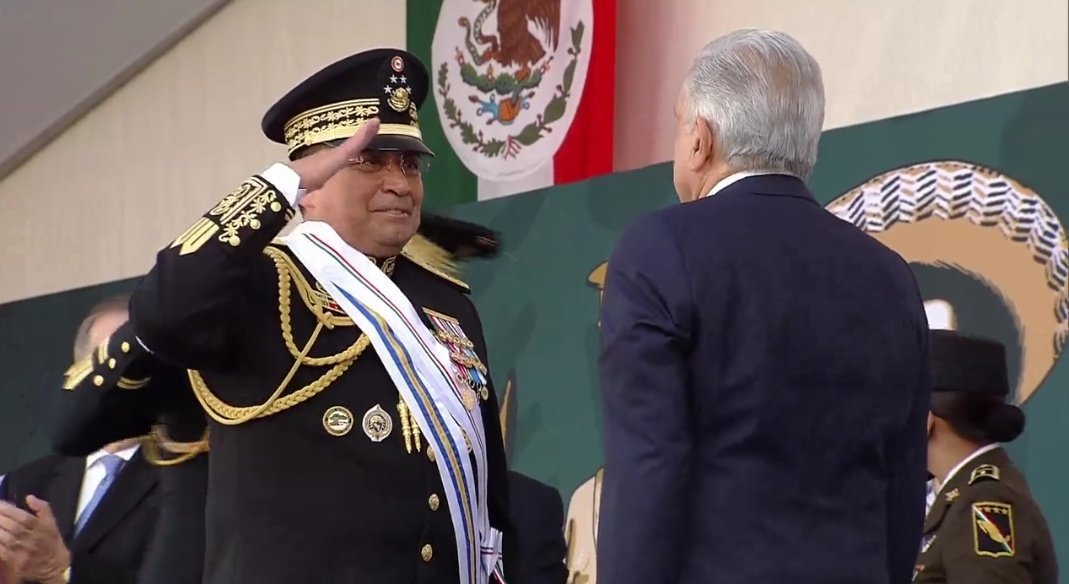 AMLO entrega condecoraciones a Luis Cresencio Sandoval y Rafael Ojeda.