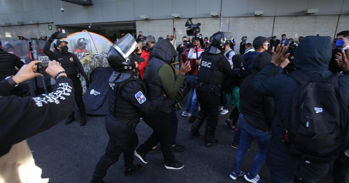 Policías capitalinos retiran bloqueo de manifestantes en Terminal 1 de AICM
