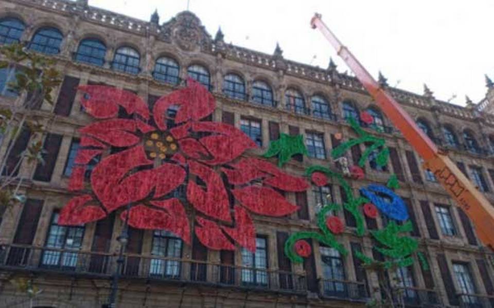 Inicia colocación de adornos decembrinos en Zócalo de CdMx