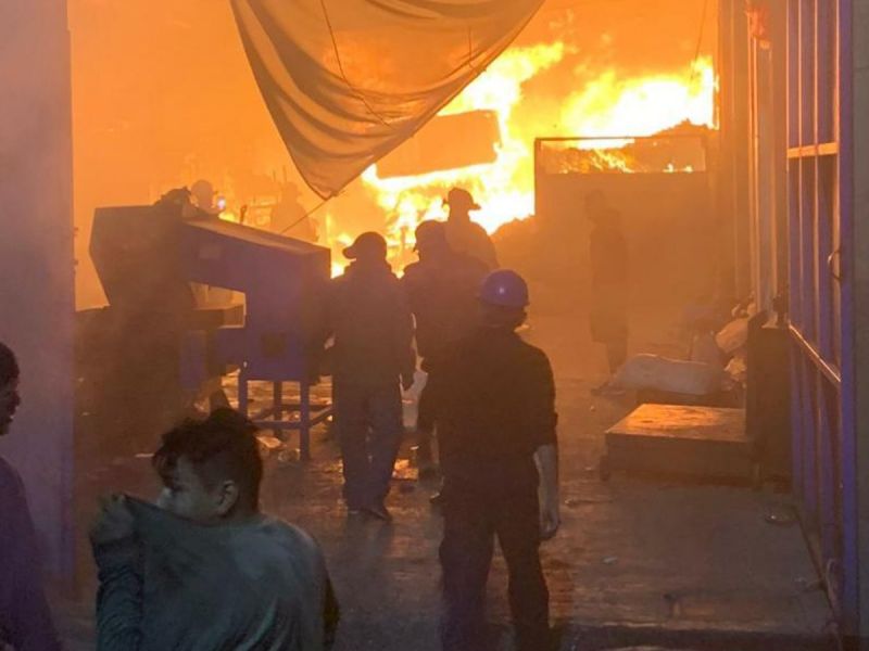 Reportan incendio en fábrica de desperdicio industrial en Iztapalapa
