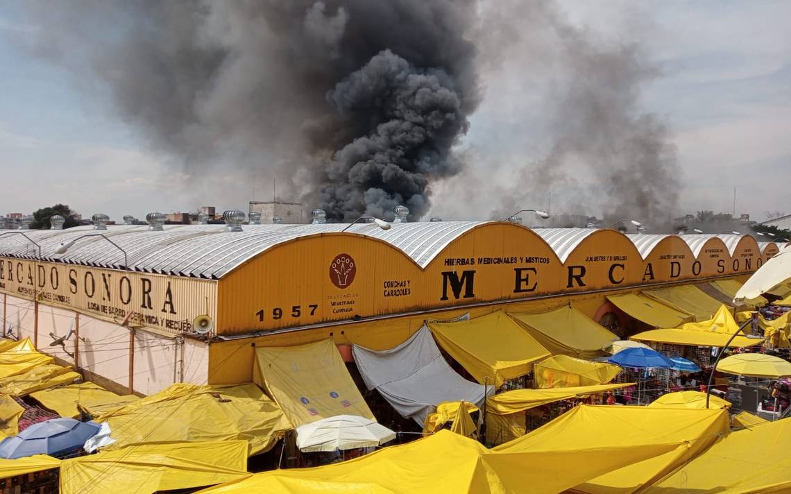 Reportan fuerte incendió en el Mercado de Sonora; no hay muertos ni heridos