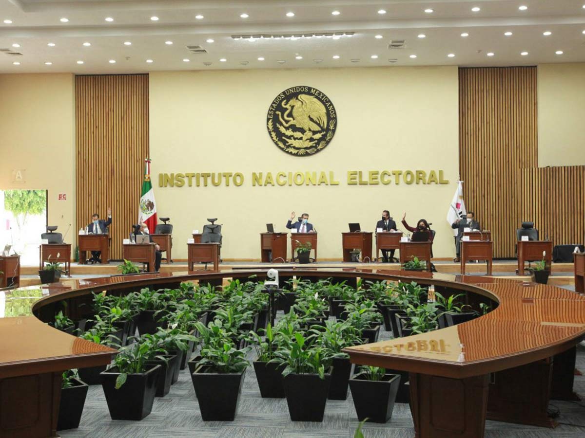 INE declara improcedente la devolución de prerrogativas de Morena