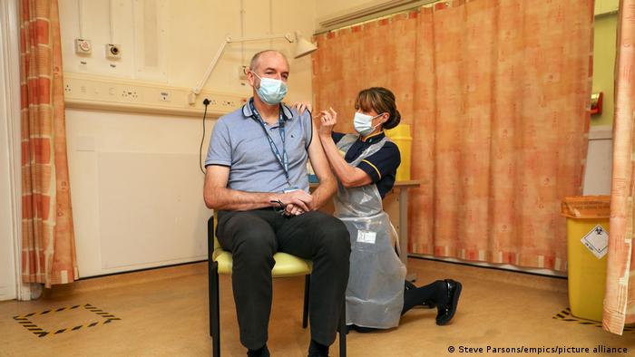 Vacuna contra variante Omicron podría crearse «muy rápido»: Oxford