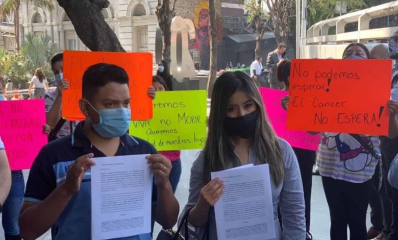 Padres de niños con cáncer comparecen en FGR por desabasto de medicamentos
