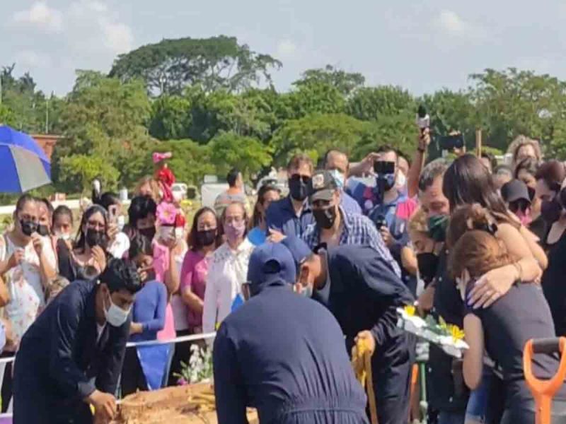 Familiares y amigos dan último adiós a Octavio Ocaña