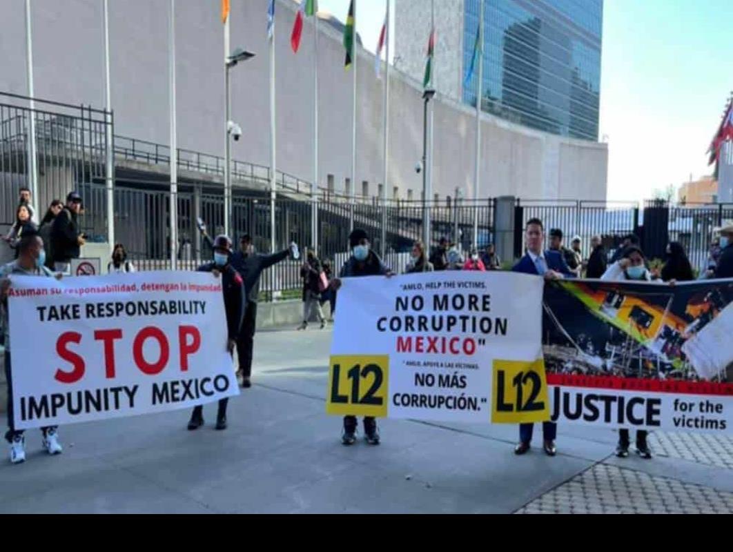 Víctimas de la Línea 12 protestan durante mensaje de AMLO ante la ONU