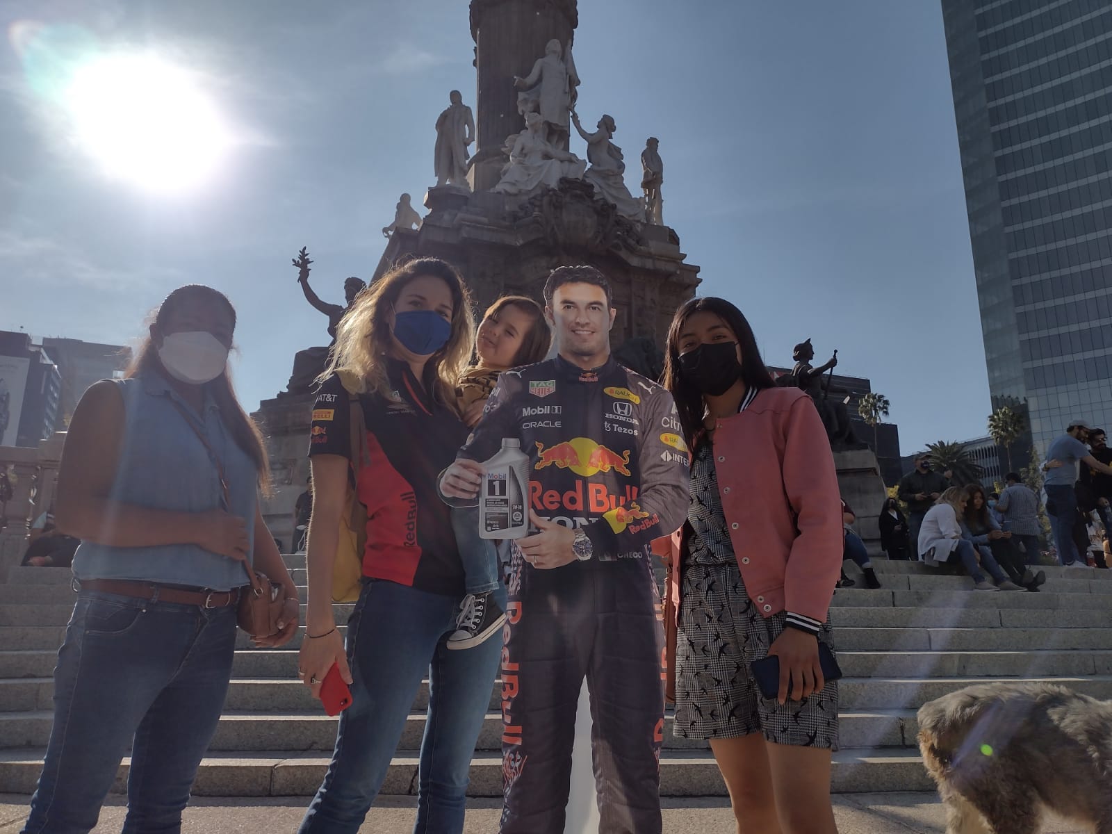 Reportan al menos 180 aficionados en Ángel de la Independencia tras podio de “Checo” Pérez