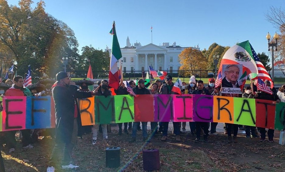 Protestan mexicanos frente a la Casa Blanca; piden a Biden reforma migratoria