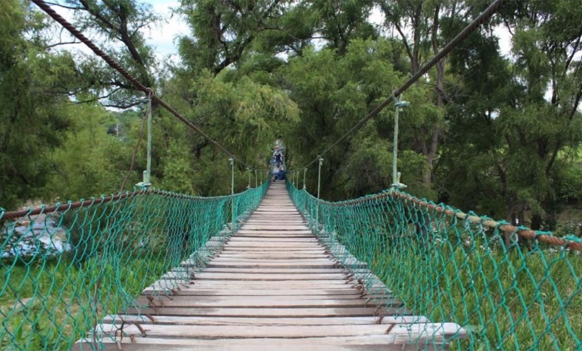 Al menos 25 personas lesionadas tras desplome de puente colgante en Reyes Nopala, Oaxaca