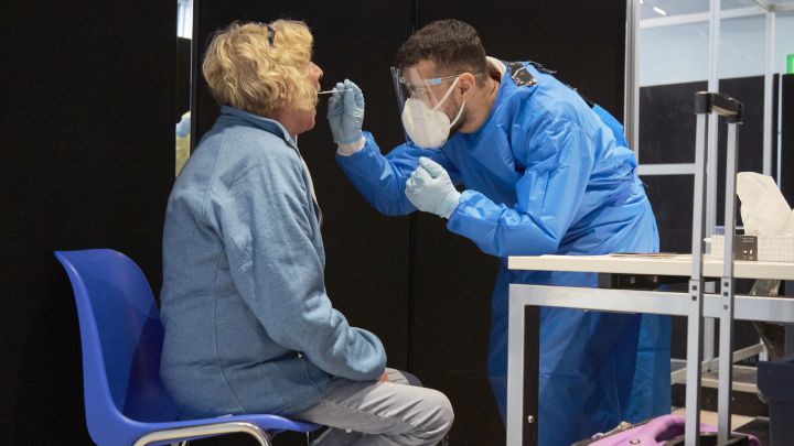 En España, hombre vacunado es el primer caso de contagio comunitario de Ómicron