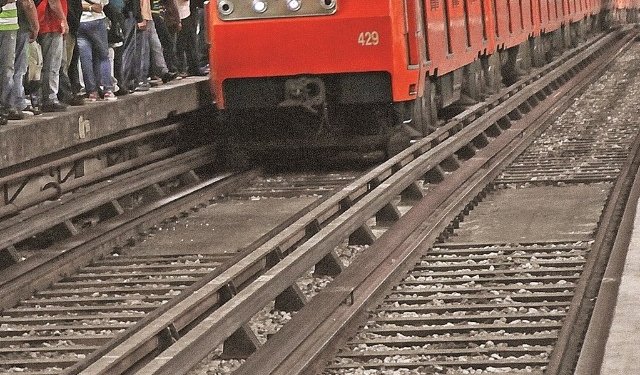 Hombre muere electrocutado tras bajar a las vías del Metro a recoger su celular