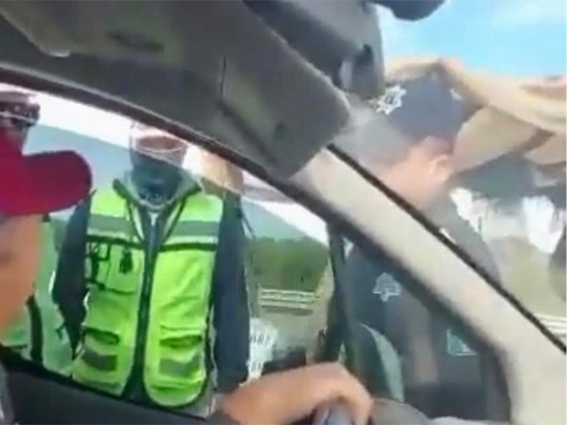 Evidencian a policías de Sonora apoyando a yaquis en bloqueo carretero