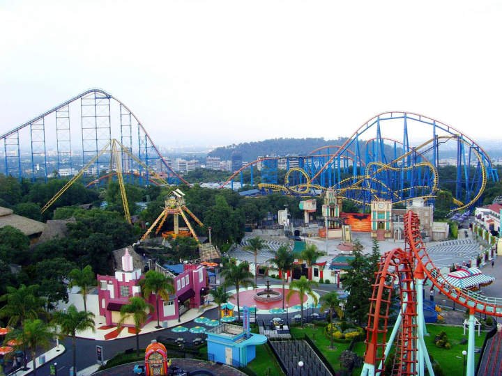 Por denuncia de pareja gay, Six Flags elimina política que limita muestras de afecto