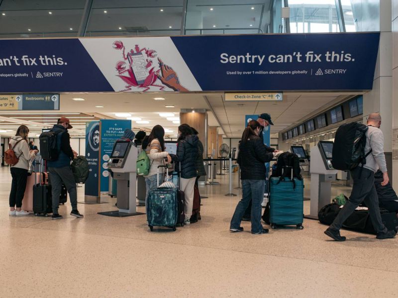 Cancelan 800 vuelos en EU ante aumento de casos de Ómicron