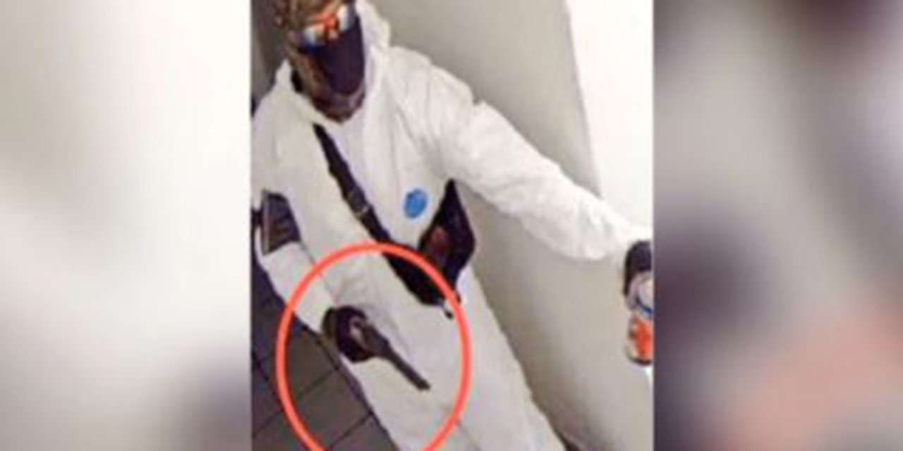 Roban banco en CdMx vestidos con trajes para sanitizar