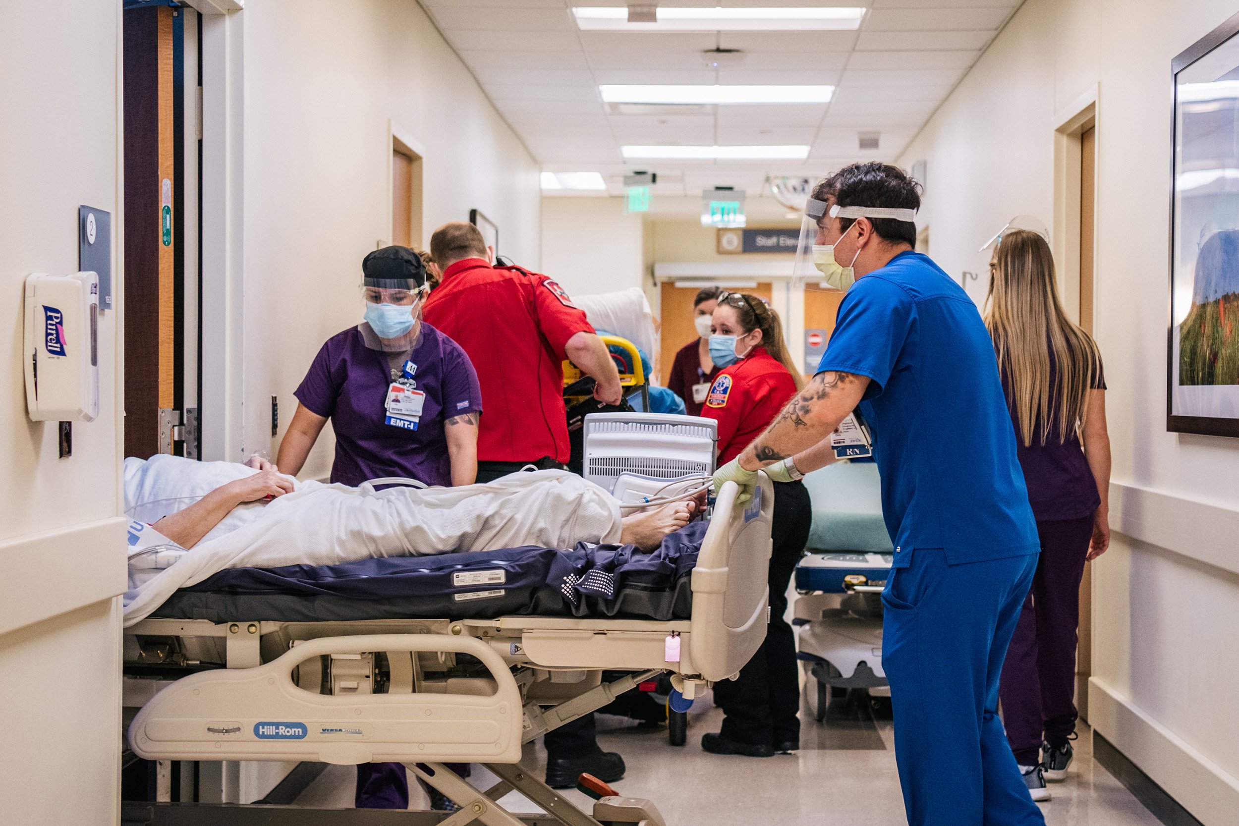 Ante falta de personal, hospitales de EU avalan que contagiados trabajen