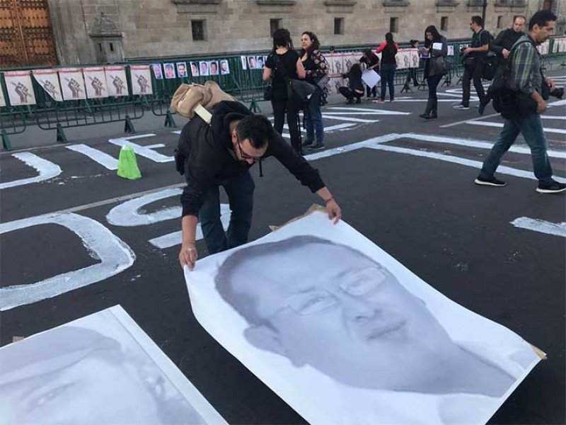 Periodistas se manifiestan afuera de Palacio Nacional; exigen al presidente terminar con los asesinatos
