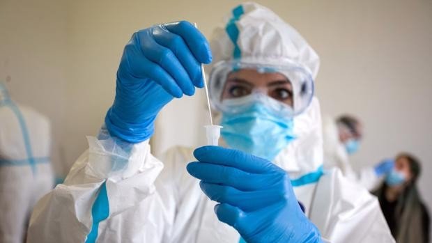 Texas vive escasez de pruebas covid en medio del repunte de contagios