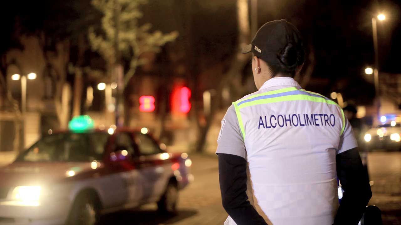 Golpean a policías en punto de revisión del alcoholímetro en CdMx