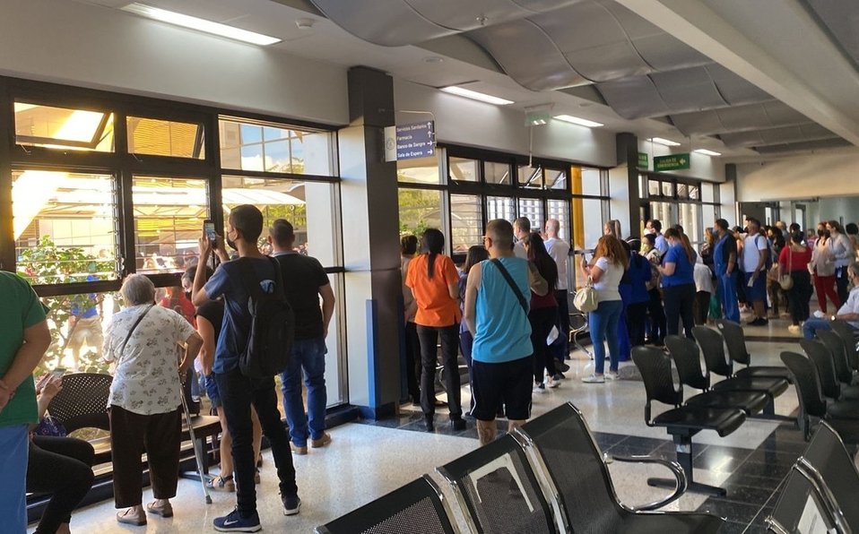 Grupo anti vacunas irrumpe en hospital para sacar a niño a la fuerza