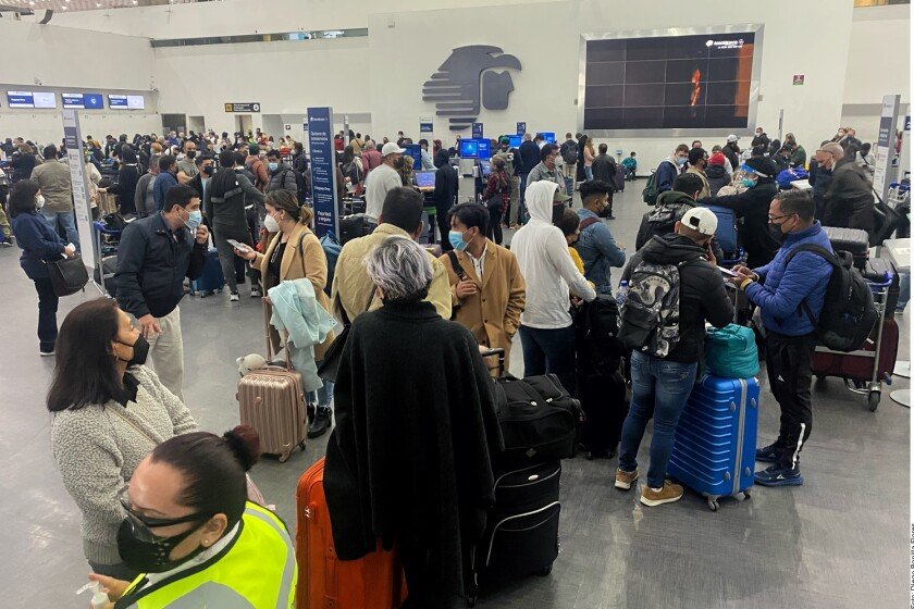 Caos en el AICM, cancelaciones de vuelos y demoras por alza en contagios covid-19