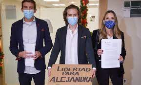 Hijos de Alejandra Cuevas confrontan a presidente de la Suprema Corte, se arrodillan y piden justicia