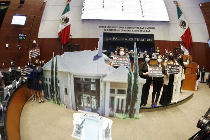 Senadoras panistas colocaron una maqueta denominada Casa Gris, para exigir se esclarezca la relación que tiene José Ramón López Beltrán con la empresa petrolera estadounidense Baker Hughes.
