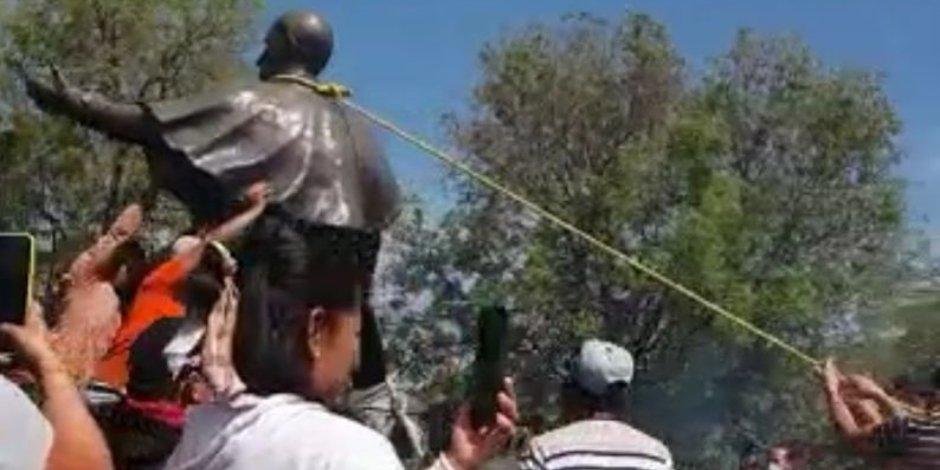Tiran y queman estatua de Fray Antonio de San Miguel en Michoacán; detienen a 24 personas