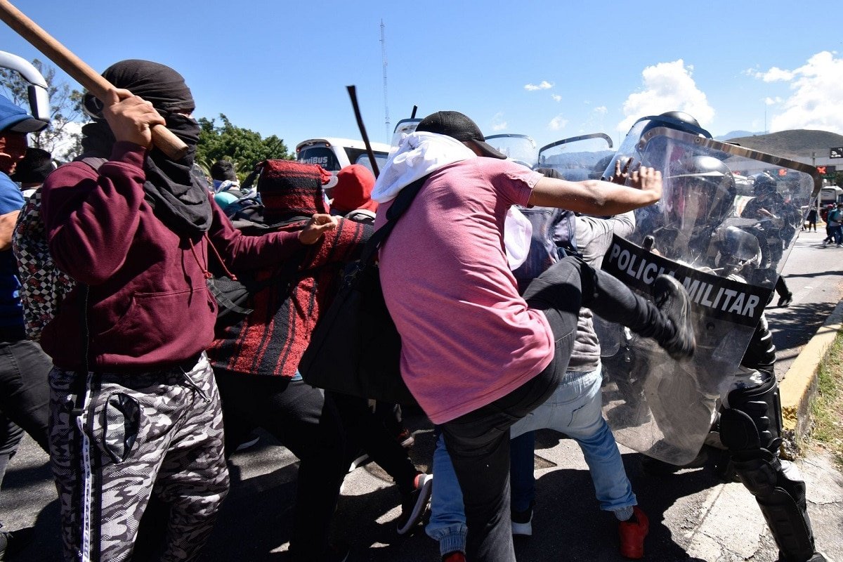 Reportan 14 elementos lesionados de la GN tras enfrentamiento con normalistas de Ayotzinapa