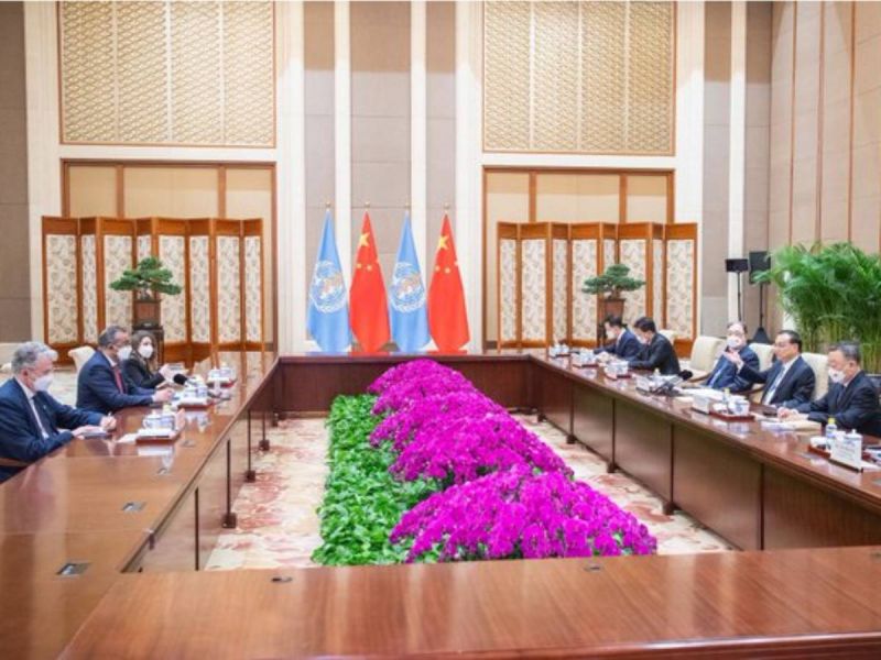 Jefe de la OMS visita China; insta a resolver origen del covid-19