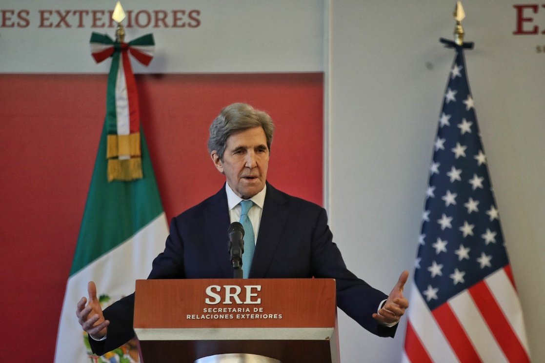 AMLO y John Kerry acuerdan instalar un grupo de trabajo para impulsar energías limpias
