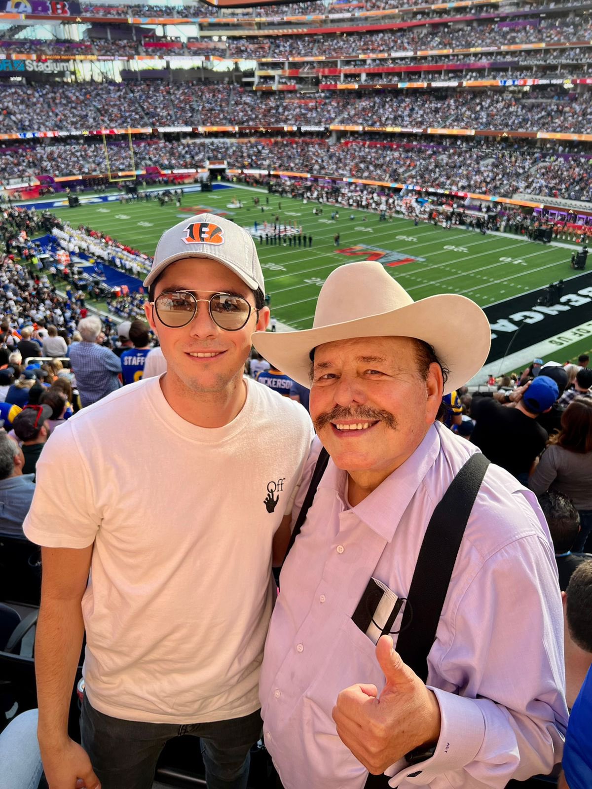 Senador Armando Guadiana presume asistencia al Super Bowl; lo critican por falta de austeridad