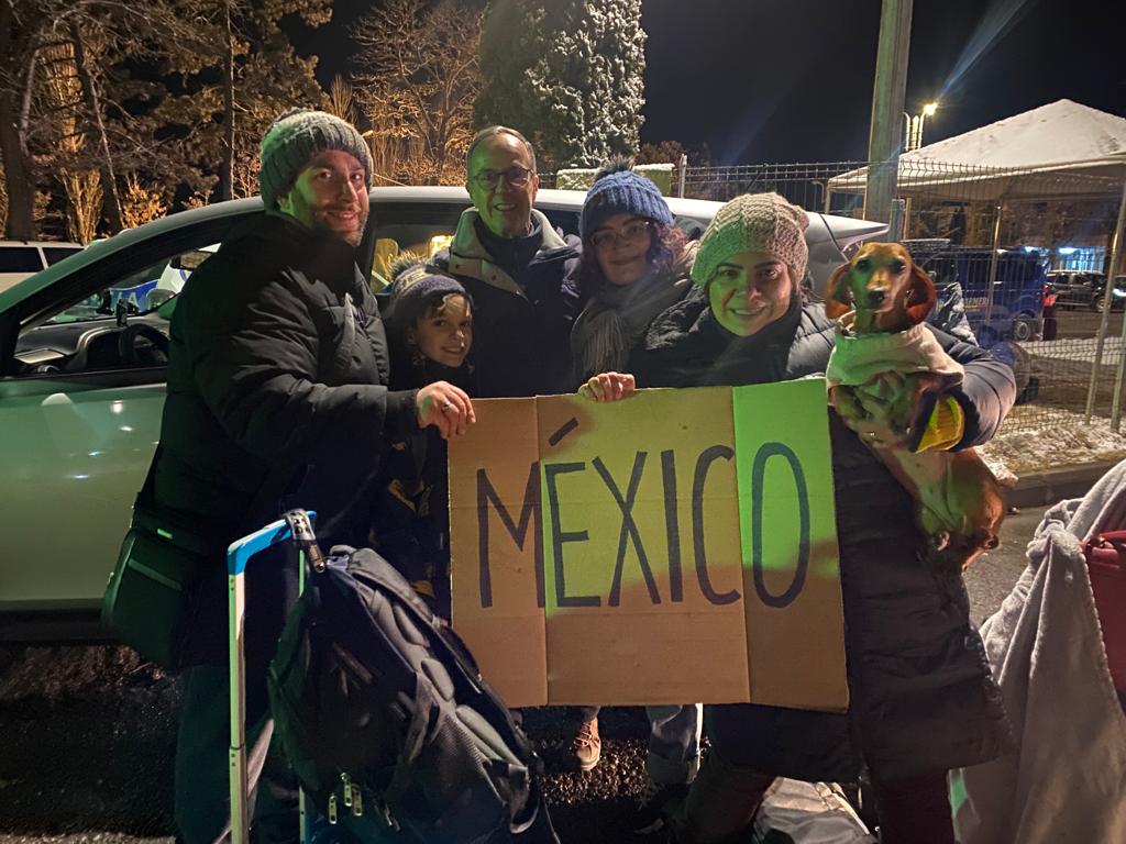 Arriban a Rumania más familias mexicanas evacuadas de Ucrania; esperan vuelo de la Fuerza Aérea